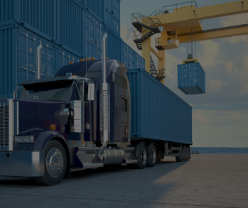 3D-визуализация темно-синего грузовика с прицепом на фоне сложенных синих контейнеров и портового крана, поднимающего контейнер; вдали виднеется море